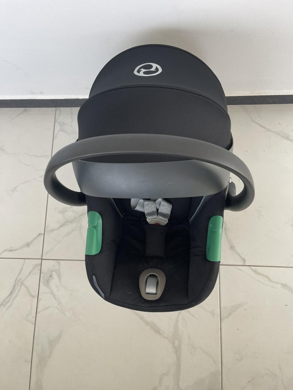 Cybex Aton S2 Gold 45-87cm Moon Black hordozó i-Size
Tulajdonságok

Korcsoport: 0 - 15 hó
Isofix rögzítési rendszer
Márkavonal: Cybex Gold
i-Size szabvány méretek: 45-87 cm
Kategória: i-Size
Újszülöttkortól használható
Hatályban lévő európai szabvány szerint tesztelve
Travel System rendszerre felkészítve
A következő babakocsikhoz használható: Cybex Balios S 2in1 Gold, Cybex Balios S Lux, Cybex Eezy S 2 Gold, Cybex Eezy S Twist 2 Gold, Cybex Eezy S Twist+ 2 Gold, Cybex Eezy S+ 2 Gold, Cybex e-Priam Frame + Seat Unit Platinum, Cybex Gazelle S Gold, Cybex Melio Gold, Cybex Mios Frame + Seat Unit Platinum, Cybex Priam Frame + Seat Unit Platinum
Rögzítés módja: Isofix-es rögzítőtalppal, vagy az autó 3 pontos biztonsági övével, menetiránnyal ellentétesen
Rögzíthető: a gépjármű első vagy hátsó ülésére (az első ülésen kizárólag kikapcsolt légzsák esetén használható)
Extra oldalvédelem
Lekerekített alja lehetővé teszi, hogy az autóból kivéve hintáztassuk
A hordozókar állítható, fokozatok száma: 4
A ho - 0