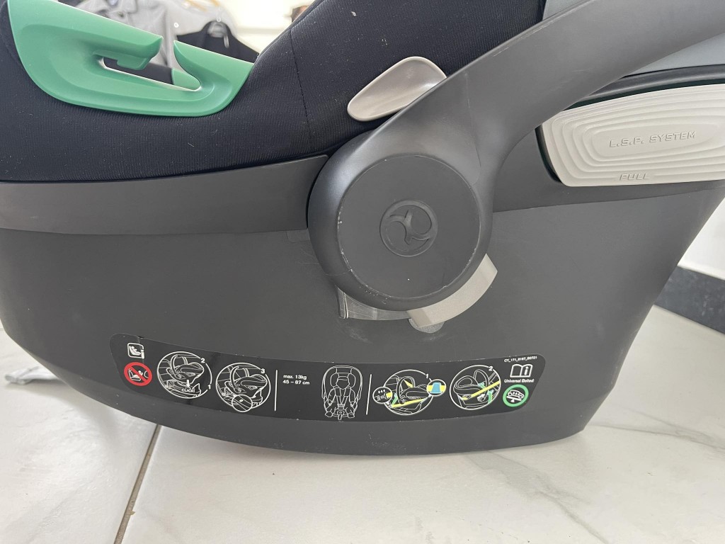Cybex Aton S2 Gold 45-87cm Moon Black hordozó i-Size
Tulajdonságok

Korcsoport: 0 - 15 hó
Isofix rögzítési rendszer
Márkavonal: Cybex Gold
i-Size szabvány méretek: 45-87 cm
Kategória: i-Size
Újszülöttkortól használható
Hatályban lévő európai szabvány szerint tesztelve
Travel System rendszerre felkészítve
A következő babakocsikhoz használható: Cybex Balios S 2in1 Gold, Cybex Balios S Lux, Cybex Eezy S 2 Gold, Cybex Eezy S Twist 2 Gold, Cybex Eezy S Twist+ 2 Gold, Cybex Eezy S+ 2 Gold, Cybex e-Priam Frame + Seat Unit Platinum, Cybex Gazelle S Gold, Cybex Melio Gold, Cybex Mios Frame + Seat Unit Platinum, Cybex Priam Frame + Seat Unit Platinum
Rögzítés módja: Isofix-es rögzítőtalppal, vagy az autó 3 pontos biztonsági övével, menetiránnyal ellentétesen
Rögzíthető: a gépjármű első vagy hátsó ülésére (az első ülésen kizárólag kikapcsolt légzsák esetén használható)
Extra oldalvédelem
Lekerekített alja lehetővé teszi, hogy az autóból kivéve hintáztassuk
A hordozókar állítható, fokozatok száma: 4
A ho - 1