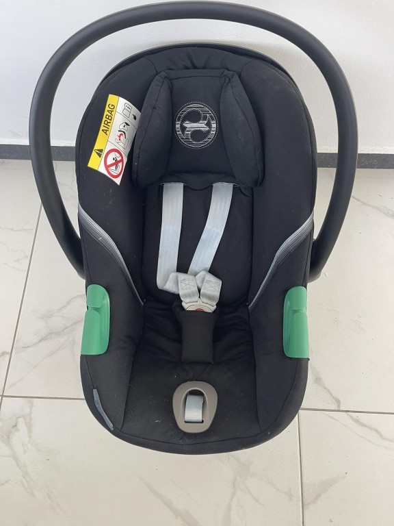 Cybex Aton S2 Gold 45-87cm Moon Black hordozó i-Size
Tulajdonságok

Korcsoport: 0 - 15 hó
Isofix rögzítési rendszer
Márkavonal: Cybex Gold
i-Size szabvány méretek: 45-87 cm
Kategória: i-Size
Újszülöttkortól használható
Hatályban lévő európai szabvány szerint tesztelve
Travel System rendszerre felkészítve
A következő babakocsikhoz használható: Cybex Balios S 2in1 Gold, Cybex Balios S Lux, Cybex Eezy S 2 Gold, Cybex Eezy S Twist 2 Gold, Cybex Eezy S Twist+ 2 Gold, Cybex Eezy S+ 2 Gold, Cybex e-Priam Frame + Seat Unit Platinum, Cybex Gazelle S Gold, Cybex Melio Gold, Cybex Mios Frame + Seat Unit Platinum, Cybex Priam Frame + Seat Unit Platinum
Rögzítés módja: Isofix-es rögzítőtalppal, vagy az autó 3 pontos biztonsági övével, menetiránnyal ellentétesen
Rögzíthető: a gépjármű első vagy hátsó ülésére (az első ülésen kizárólag kikapcsolt légzsák esetén használható)
Extra oldalvédelem
Lekerekített alja lehetővé teszi, hogy az autóból kivéve hintáztassuk
A hordozókar állítható, fokozatok száma: 4
A ho - 2