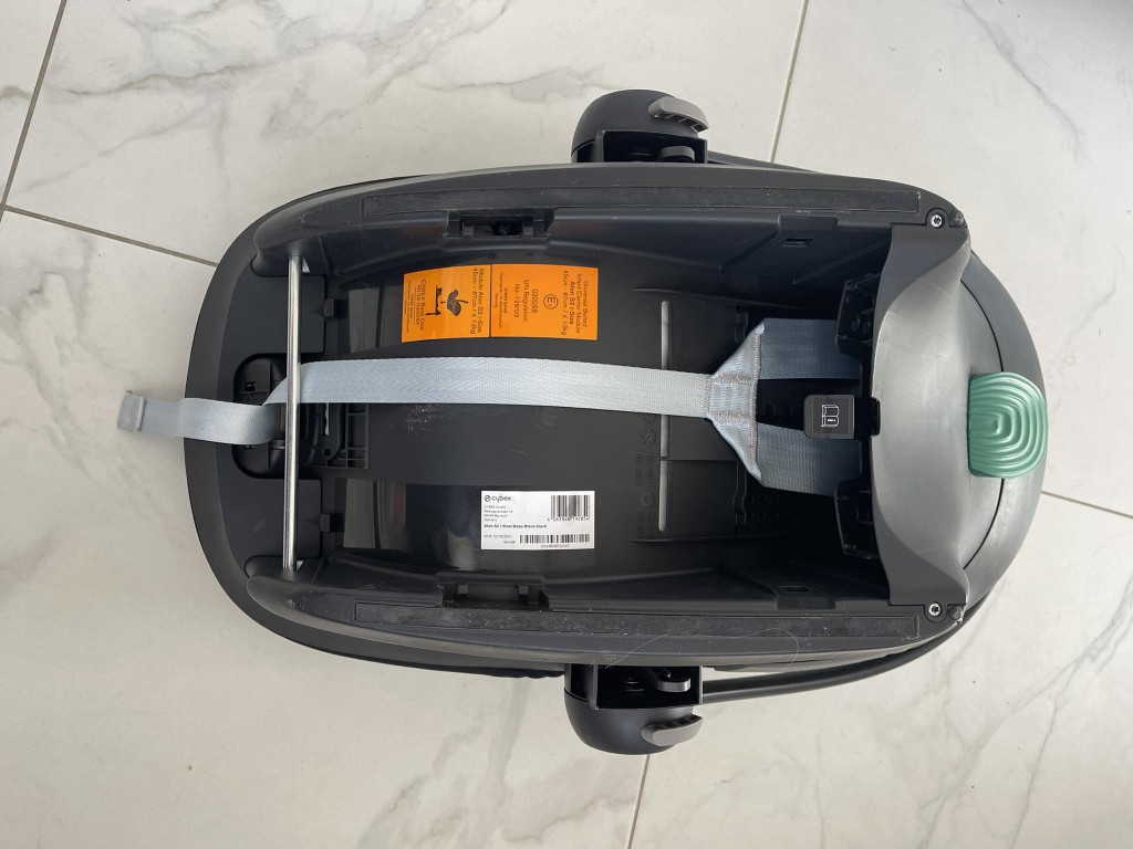 Cybex Aton S2 Gold 45-87cm Moon Black hordozó i-Size
Tulajdonságok

Korcsoport: 0 - 15 hó
Isofix rögzítési rendszer
Márkavonal: Cybex Gold
i-Size szabvány méretek: 45-87 cm
Kategória: i-Size
Újszülöttkortól használható
Hatályban lévő európai szabvány szerint tesztelve
Travel System rendszerre felkészítve
A következő babakocsikhoz használható: Cybex Balios S 2in1 Gold, Cybex Balios S Lux, Cybex Eezy S 2 Gold, Cybex Eezy S Twist 2 Gold, Cybex Eezy S Twist+ 2 Gold, Cybex Eezy S+ 2 Gold, Cybex e-Priam Frame + Seat Unit Platinum, Cybex Gazelle S Gold, Cybex Melio Gold, Cybex Mios Frame + Seat Unit Platinum, Cybex Priam Frame + Seat Unit Platinum
Rögzítés módja: Isofix-es rögzítőtalppal, vagy az autó 3 pontos biztonsági övével, menetiránnyal ellentétesen
Rögzíthető: a gépjármű első vagy hátsó ülésére (az első ülésen kizárólag kikapcsolt légzsák esetén használható)
Extra oldalvédelem
Lekerekített alja lehetővé teszi, hogy az autóból kivéve hintáztassuk
A hordozókar állítható, fokozatok száma: 4
A ho - 3