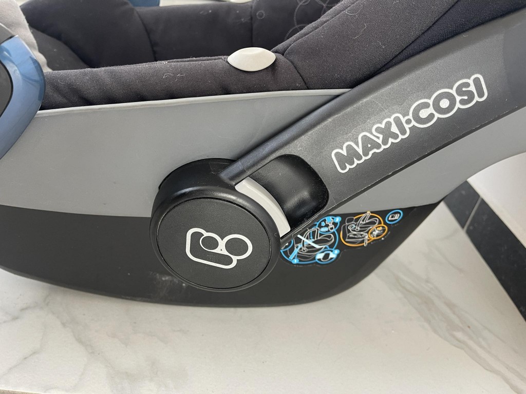 Maxi Cosi babahordozó eladó a képeken látható állapotban
0-13kg - 3