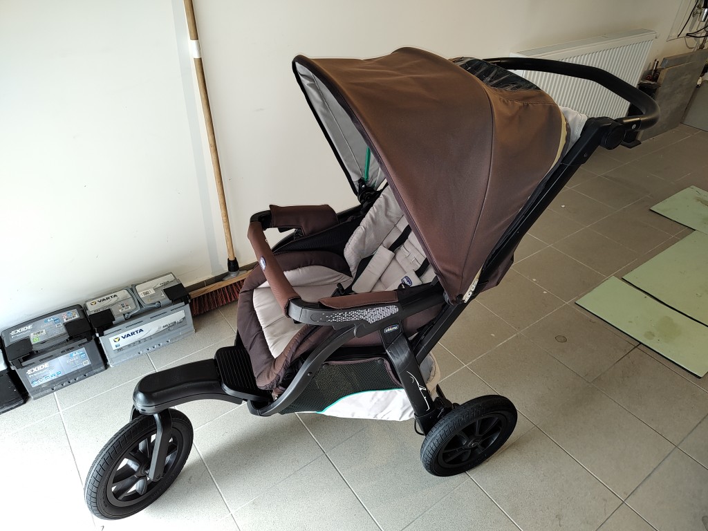 Chicco Active3 Jogging Stroller, Nagy tarolo, konnyen tolhato minden terepen, hasznalt allapot, minden megvan hozza es minden mukodik, plusz isofix tarto a hordozohoz, sportresz egyik ellenorzoablaka javitando. Tobb kep itt: vette.hu/public/chicco - 0