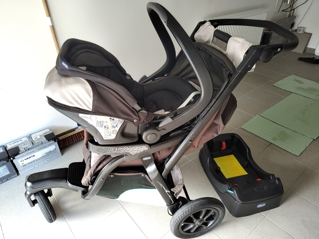 Chicco Active3 Jogging Stroller, Nagy tarolo, konnyen tolhato minden terepen, hasznalt allapot, minden megvan hozza es minden mukodik, plusz isofix tarto a hordozohoz, sportresz egyik ellenorzoablaka javitando. Tobb kep itt: vette.hu/public/chicco - 3