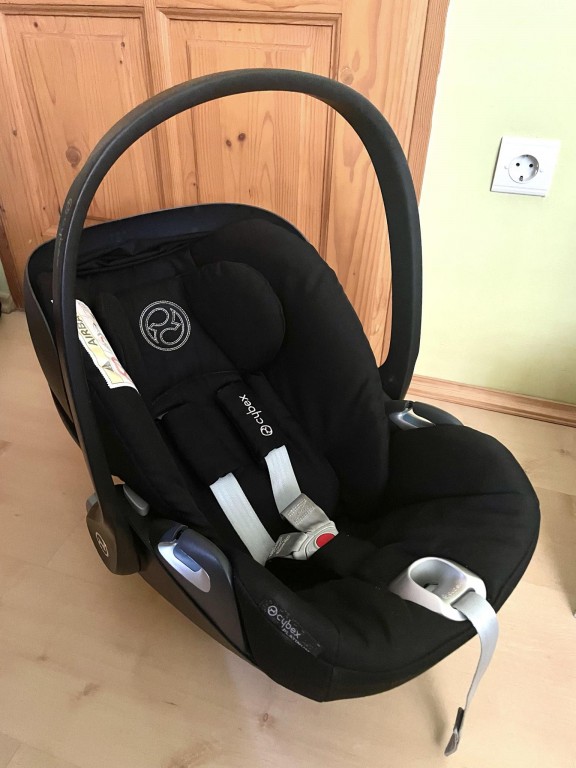 Cybex Platinum baba autosülès
Cybex platinum autós és babakocsira tehető hordozó . Az autó 3 pontos biztonsági övével és isofixel is rögzíthető. A műanyagon kopások láthatók, huzata hibátlan.  Részletesebb leírás:  Hordozó LEÍRÁSA:  Tulajdonságok Súlycsoport: 0-13 kg, 0+ Újszülöttkortól használható Hatályban lévő európai szabvány szerint tesztelve Travel System rendszerre felkészítve A következő babakocsikhoz használható: ABC Design 3-Tec, ABC Design Turbo 4, ABC Design Turbo 6, ABC Design Viper 4, ABC Design Zoom, Cybex Callisto, Cybex Onyx, Moon Rögzítés módja: az autó biztonsági övével beköthető rögzítőtalppal, Isofix-es rögzítőtalppal, vagy az autó 3 pontos biztonsági övével Rögzíthető: a gépjármű első vagy hátsó ülésére (az első ülésen kizárólag menetiránnyal ellentétesen, kikapcsolt légzsák esetén használható) Energiaelnyelő betétet tartalmaz Magas oldalfala jól véd az oldalirányú ütközésektől Extra oldalvédelem Lekerekített alja lehetővé teszi, hogy az autóból kivéve hintáztassuk A hordozókar állíthat - 0