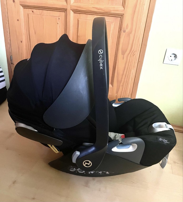 Cybex Platinum baba autosülès
Cybex platinum autós és babakocsira tehető hordozó . Az autó 3 pontos biztonsági övével és isofixel is rögzíthető. A műanyagon kopások láthatók, huzata hibátlan.  Részletesebb leírás:  Hordozó LEÍRÁSA:  Tulajdonságok Súlycsoport: 0-13 kg, 0+ Újszülöttkortól használható Hatályban lévő európai szabvány szerint tesztelve Travel System rendszerre felkészítve A következő babakocsikhoz használható: ABC Design 3-Tec, ABC Design Turbo 4, ABC Design Turbo 6, ABC Design Viper 4, ABC Design Zoom, Cybex Callisto, Cybex Onyx, Moon Rögzítés módja: az autó biztonsági övével beköthető rögzítőtalppal, Isofix-es rögzítőtalppal, vagy az autó 3 pontos biztonsági övével Rögzíthető: a gépjármű első vagy hátsó ülésére (az első ülésen kizárólag menetiránnyal ellentétesen, kikapcsolt légzsák esetén használható) Energiaelnyelő betétet tartalmaz Magas oldalfala jól véd az oldalirányú ütközésektől Extra oldalvédelem Lekerekített alja lehetővé teszi, hogy az autóból kivéve hintáztassuk A hordozókar állíthat - 1